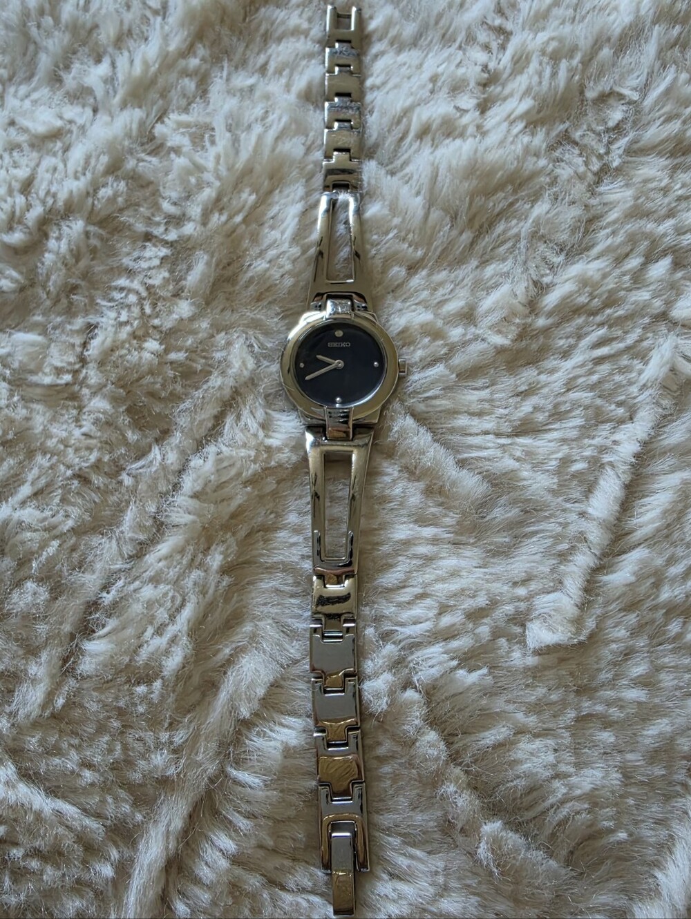 Great Condition SEIKO Silver Women's Bracelet Watch with Navy Blue Dial